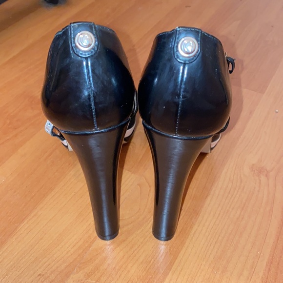 Guess b/w heels - Picture 3 of 7